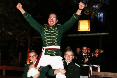 Schuetzenfest 2019 02 Der jubelnde Sieger Markus Fabritius wird aus dem Schießstand getragen. Foto: Thomas Schaaf