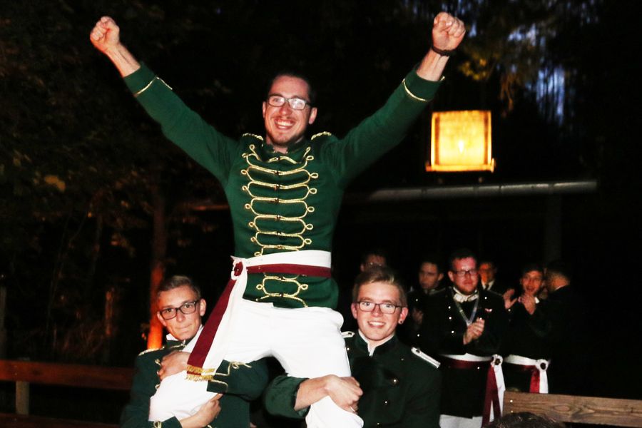Der jubelnde Sieger Markus Fabritius wird aus dem Schießstand getragen. Foto: Thomas Schaaf