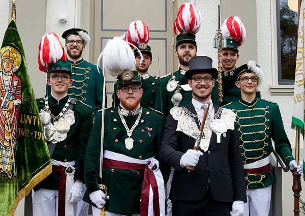 Vorstand 2019 Vorstand an Kirmesmontag 2019: Junggesellen von links nach rechts und von hinten nach vorne: Kassierer Clemens Queckenberg, 2. Offizier Andreas Franzen, 1. Offizier Marco Böhm, komm. Tambourmajor Nils Henscheid / komm. Fähnrich der Tragfahne Felix Wistuba, Hauptmann Tim Ley, Majestät Markus Fabritius, komm. Fähnrich der Schwenkfahne Martin Goldbach Foto: Sven Krämer