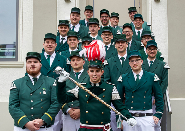 Tambourcorps 2019 Tambourcorps an Kirmesmontag 2019: Spielmann von links nach rechts und von hinten nach vorne: Simon Goldbach, Markus Simons, Philip Peters / Matthias Schäfer, Johannes Kappen, Martin Dünker / Christian Dünker, Jan van Weenen, Marco Schmidt / Justin Löhndorf, Lars Henscheid, Johannes Münch / Thorsten Klein, Benedikt Queckenberg, Roman Kappen, Daniel Feist / Benedikt Fabritius, Leon Schneider, Florian Ropert / Tambourmajor Nils Henscheid Foto: Sven Krämer