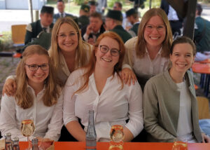 Brötchesmädchen 2020: König: Markus Fabritius Brötchesmädchen von links nach rechts und von hinten nach vorne: Annika Ahrend-Assenmacher, Tamara Klein / Julia Herz, Victoria Bonesteel, Franziska Gerhard Foto: Markus Fabritius (Anmerkung: Auf Grund der geltenden Corona-Auflagen konnte die Kirmes nicht wie gewohnt gefeiert werden, weshalb leider auch auf das übliche Prozedere bei den Brötchesmädchen verzichtet werden musste)