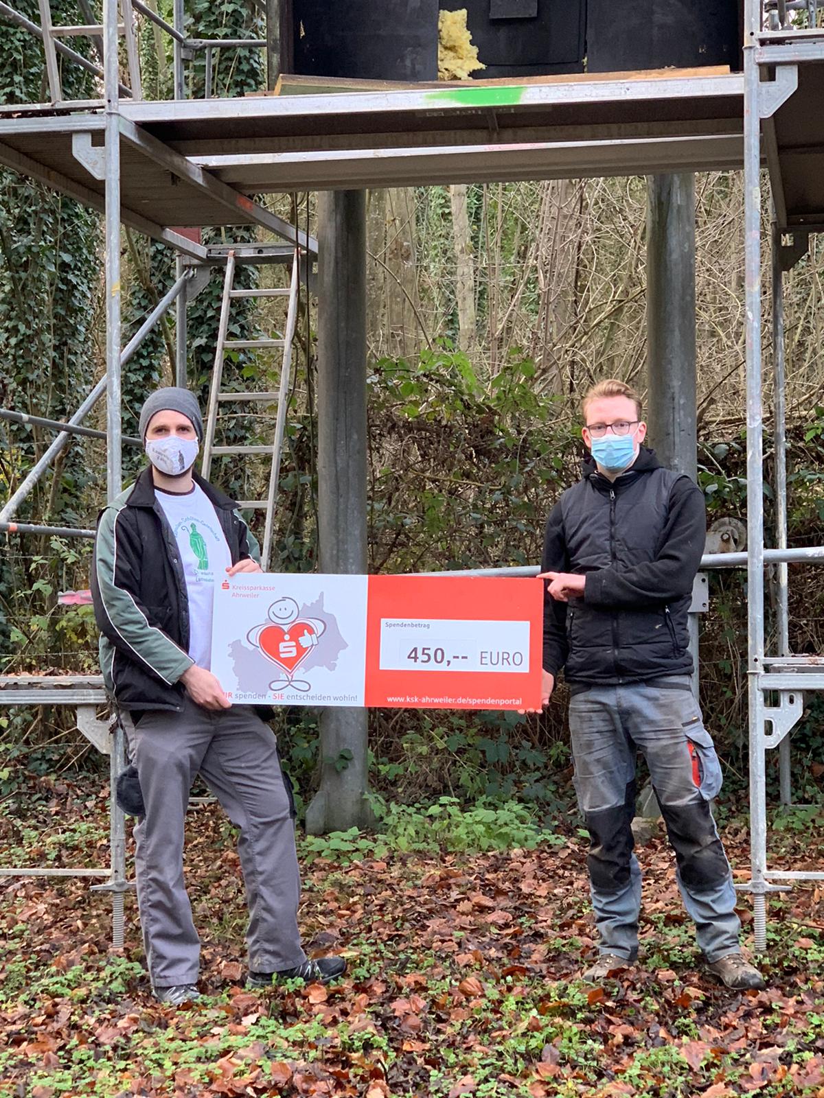 Hauptmann Marco Böhm und 1. Offizier Christian Herz freuen sich über den Spendenscheck. Foto: Klaus Kuttig