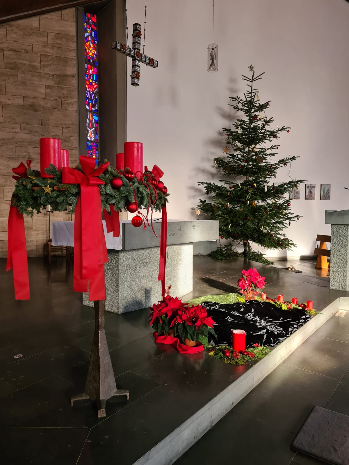 Blick auf Adventskranz, Altar und Weihnachtsbaum. Foto: Nils Henscheid