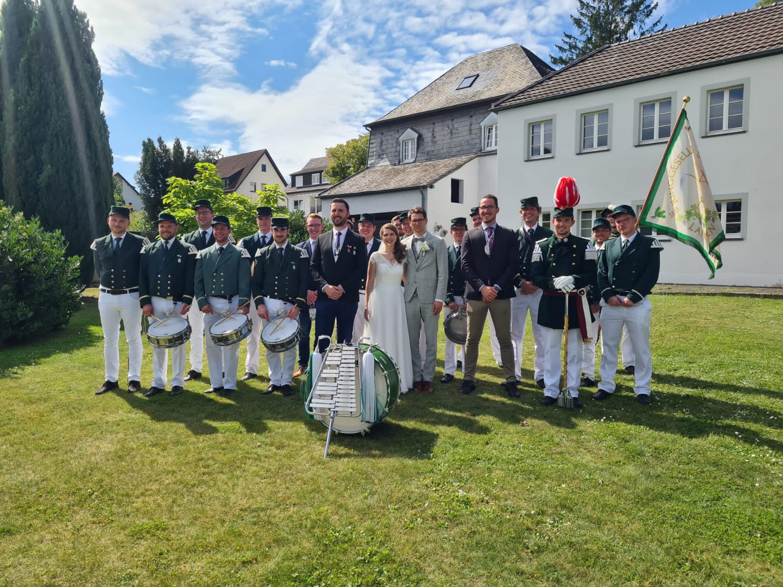 Das Brautpaar Lypken zusammen mit Vorstand und Tambourcorps.