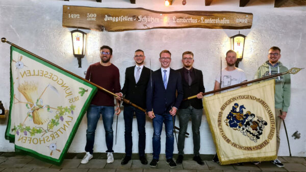 Die Fahnengruppe ist seit der Mitgliederversammlung 2021 wieder komplett. Sie setzt sich zusammen aus (v.l.n.r.) Begleiter der Schwenkfahne Jonas van den Berghe, Fähnrich der Schwenkfahne Martin Goldbach, 1. Offizier Christian Herz, Fähnrich der Tragfahne Felix Wistuba, Begleiter der Tragfahne Ben Dedek und Henry Bonesteel. Es fehlt Begleiter der Schwenkfahne Severin Bender. Foto: Robin Grießel