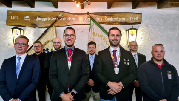 Der auf der Mitgliederversammlung 2021 neu gewählte Vorstand. V.l.n.r.: 1. Offizier Christian Herz, Fähnrich der Tragfahne Felix Wistuba, Kassierer Clemens Queckenberg, Majestät Markus Fabritius, Schriftführer Adrian Schmitz, Hauptmann Marco Böhm, Fähnrich der Schwenkfahne Martin Goldbach, 2. Offizier Jan Sommer. Es fehlt Tambourmajor Nils Henscheid. Foto: Robin Grießel