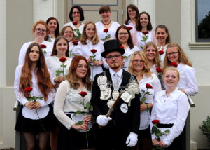 Brötchesmädchen 2021: König: Felix Wistuba Brötchesmädchen von links nach rechts und von hinten nach vorne: Melissa Schneider, Ina Scholl, Anne Simons / Nathalie Franzen, Franziska Gerhard / Victoria Bonesteel, Annika Ahrend-Assenmacher / Hannah Bender, Anja Schüttler, Sina Bünder / Sina Biernath, Kim Dahlmeyer, Julia Herz / Joane Mertens, Carina Schopp / Hannah Wistuba, Hannah Scholl Foto: Markus Fabritius