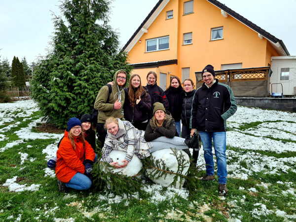 Winterwanderung2022 03 Eine der drei Gruppen während eines Stationsaufenthaltes. Foto: Severin Bender