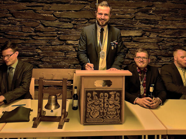 Mitgliederversammlung2022 02 Hauptmann Marco Böhm (stehend) und seine Majestät Felix Wistuba (rechts daneben) haben sichtlich Spaß auf der Generalversammlung.