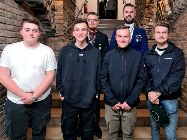 Mitgliederversammlung2022 03 Vor Majestät Felix Wistuba und Hauptmann Marco Böhm haben sich die vier Neuaufnahmen (v.l.n.r.) Joschua Spillner, Kevin Ehlermann, Justin Löhndorf und Niklas Pietrusiak aufgereiht.