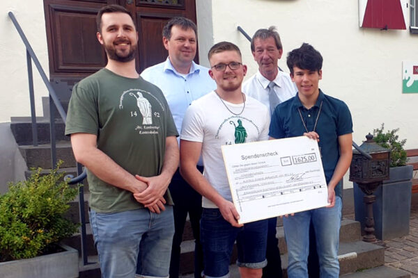 Spenden2022 01 Majestät Felix Wistuba und Hauptmann Marco Böhm sowie Jörg Bender (VfB Lantershofen) übergeben einen Teil der Spenden an den Vorsitzenden der Aloisiusjugend Peter Terporten und König Ben Mombauer.