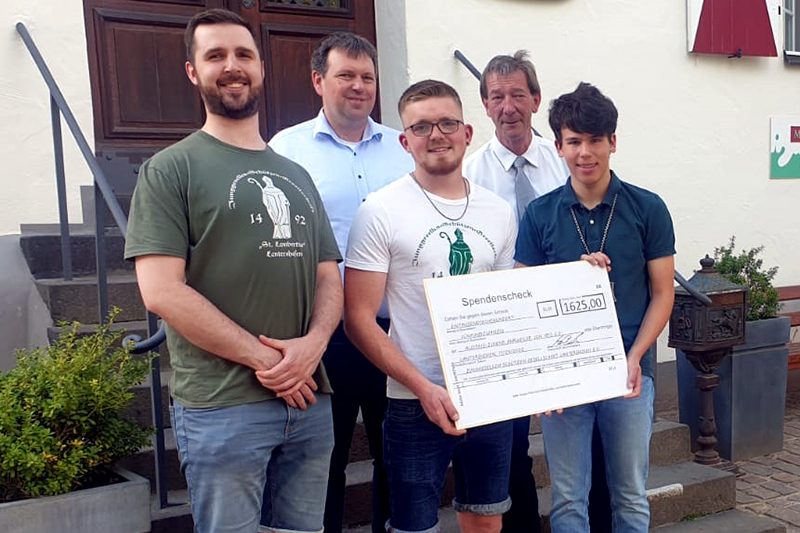 Majestät Felix Wistuba und Hauptmann Marco Böhm sowie Jörg Bender (VfB Lantershofen) übergeben einen Teil der Spenden an den Vorsitzenden der Aloisiusjugend Peter Terporten und König Ben Mombauer.