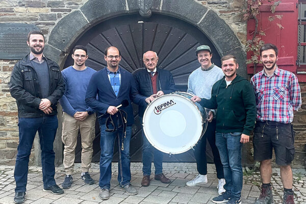 Spenden2022 02 Die Abordnung aus Lantershofen bestehend aus Hauptmann Marco Böhm, Tambourmajor Nils Henscheid, Mario Fuchs & Erich Althammer (beide Vorstandsmitglieder der Bürgervereinigung) übergeben eine neue Trommel an das Junggesellen-Tambourcorps Ahrweiler vertreten durch Niklas Sebastian, André Assenmacher und Raphael Mausberg.