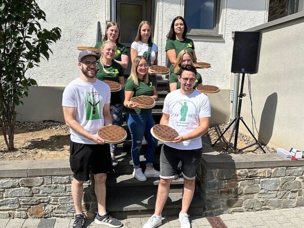 Maubichfest 2023 01 Brötchesmädchen und Junggesellen präsentieren den Maubichkuchen